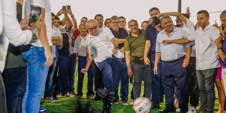 Cícero Lucena inaugura nova Arena Valentina e projeta novas obras no bairro ao lado do governador João