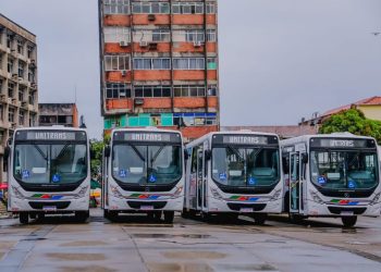 Cícero Lucena entrega 20 novos ônibus para o transporte coletivo da Capital