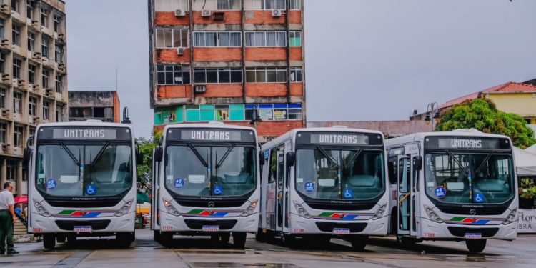 Cícero Lucena entrega 20 novos ônibus para o transporte coletivo da Capital