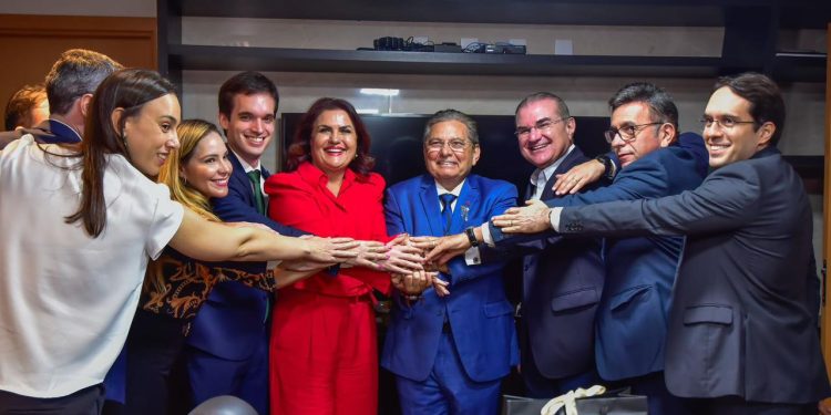 Procuradores do Estado homenageiam Adriano Galdino