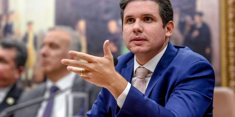 Hugo Motta busca soluções para crise financeira dos municípios em reunião com bancada paraibana