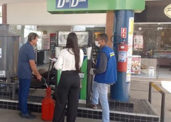 Procon Sapé realiza fiscalização em posto de combustível