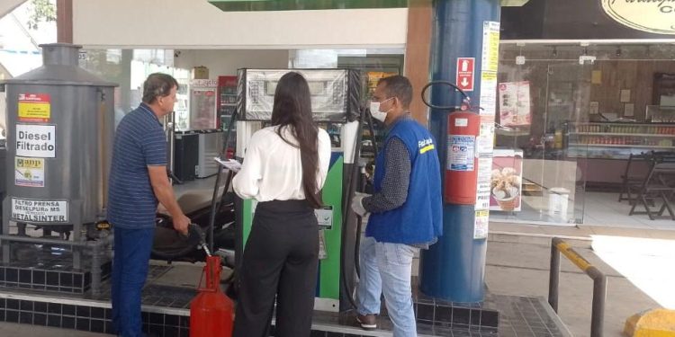 Procon Sapé realiza fiscalização em posto de combustível