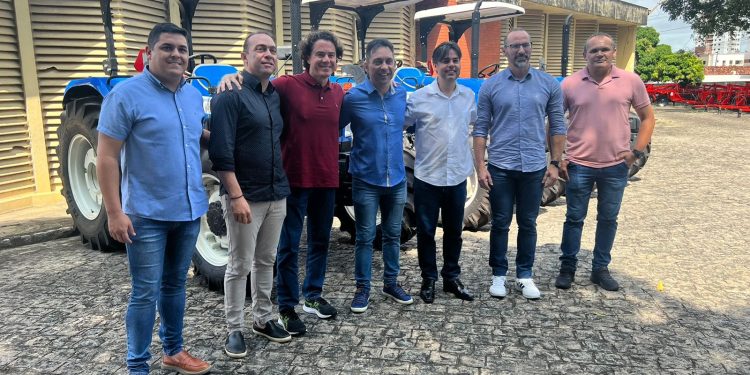 Veneziano entrega equipamentos agrícolas a cidades do Brejo, Cariri e Sertão, junto com o deputado Fábio Ramalho
