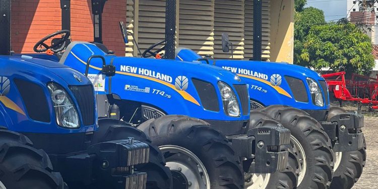 Veneziano entrega equipamentos agrícolas a cidades do Brejo, Cariri e Sertão, junto com o deputado Fábio Ramalho