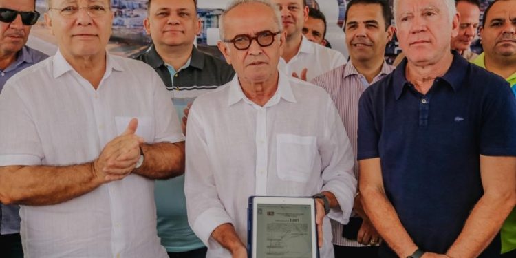 Cícero assina ordem de serviço para Avenida Hilton Souto Maior ganhar novas faixas para o trânsito e se tornar um Parque Linear