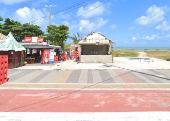 Cumprindo determinação do Ministério Público, Prefeitura remove quiosque abandonado no Cabo Branco
