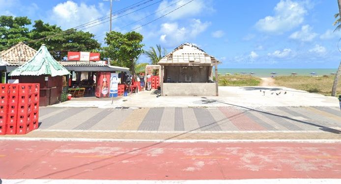 Cumprindo determinação do Ministério Público, Prefeitura remove quiosque abandonado no Cabo Branco