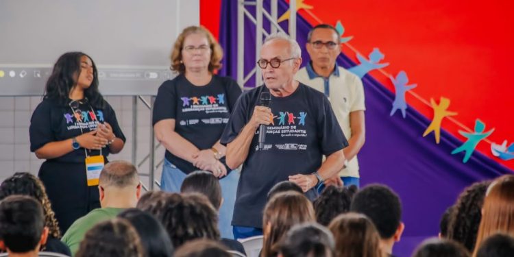 Cícero Lucena assina Decreto para que todas as escolas da Rede Municipal de João Pessoa tenham grêmios estudantis