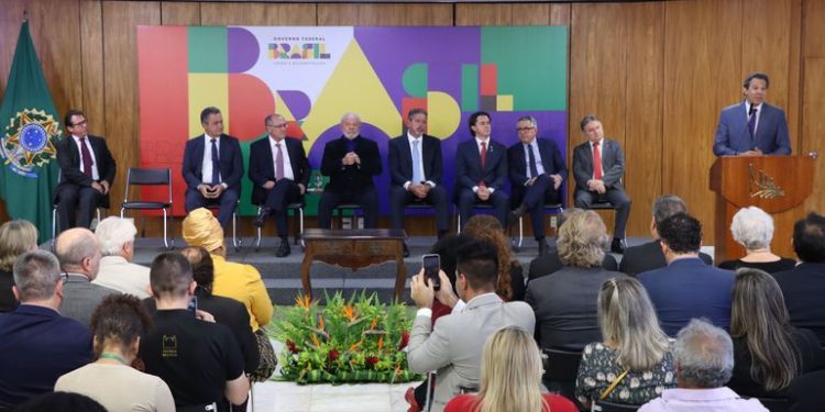 Veneziano representa o Senado na implementação da política de valorização do salário mínimo, sancionada por Lula