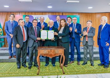 Veneziano representa o Senado na implementação da política de valorização do salário mínimo, sancionada por Lula