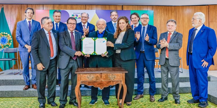 Veneziano representa o Senado na implementação da política de valorização do salário mínimo, sancionada por Lula