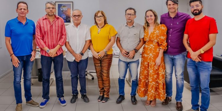 Cícero Lucena garante pagamento do piso da Enfermagem e convida sindicato para acompanhar todos os detalhes