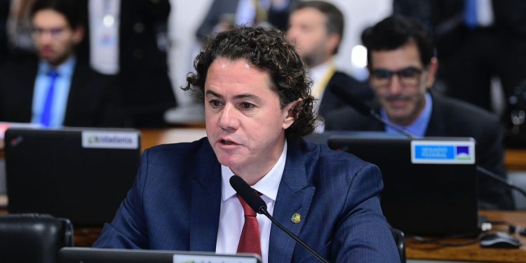Presidente da Frente Parlamentar de Recursos Naturais, Veneziano tem relatório sobre captura de carbono aprovado no Senado