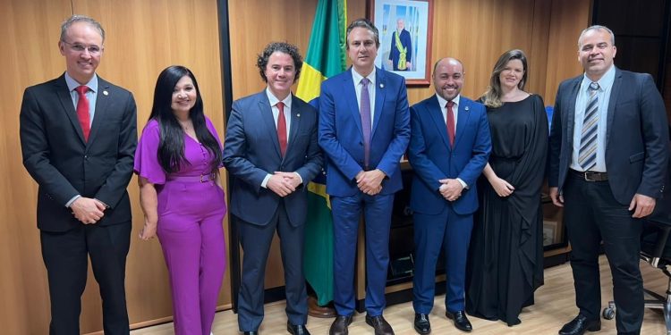 Ministro da Educação garante a Veneziano e ao reitor da UFCG construção do complexo esportivo do Campus de Campina Grande