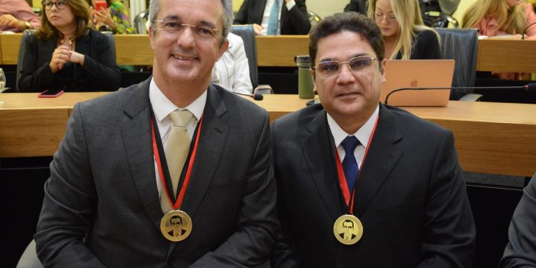 ALPB instala Frente Parlamentar da Advocacia e homenageia personalidades do sistema jurídico