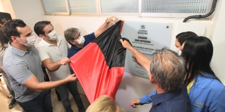 João Azevêdo entrega equipamentos de saúde, reforma de escola, inspeciona obras e autoriza novos investimentos em Patos