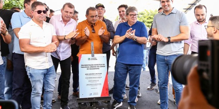 João Azevêdo entrega travessias urbanas de Salgadinho e de Junco do Seridó e destaca transformação dos municípios contemplados