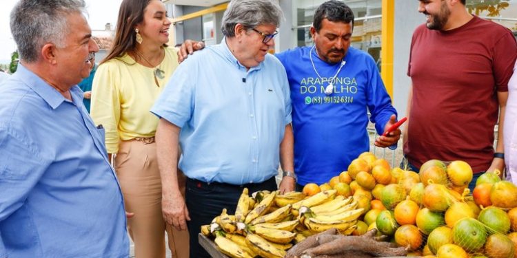 João Azevêdo inaugura travessias urbanas e inspeciona obras da educação em Serra da Raiz, Duas Estradas e Caiçara