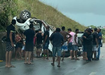 Veículo cai em ribanceira e deixa três pessoas feridas, em Santa Rita