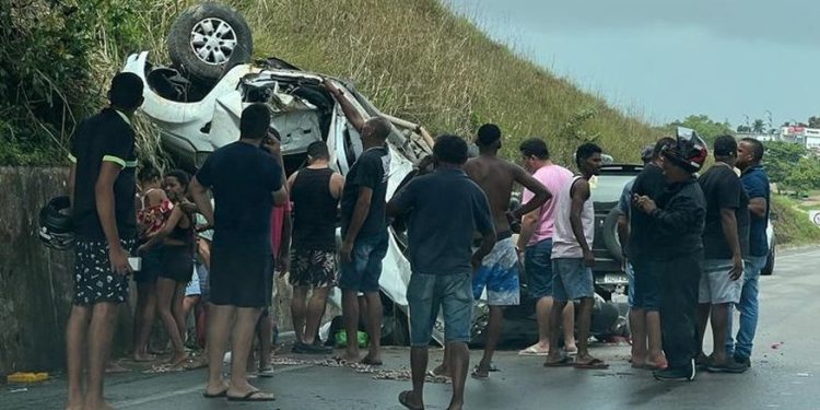 Veículo cai em ribanceira e deixa três pessoas feridas, em Santa Rita