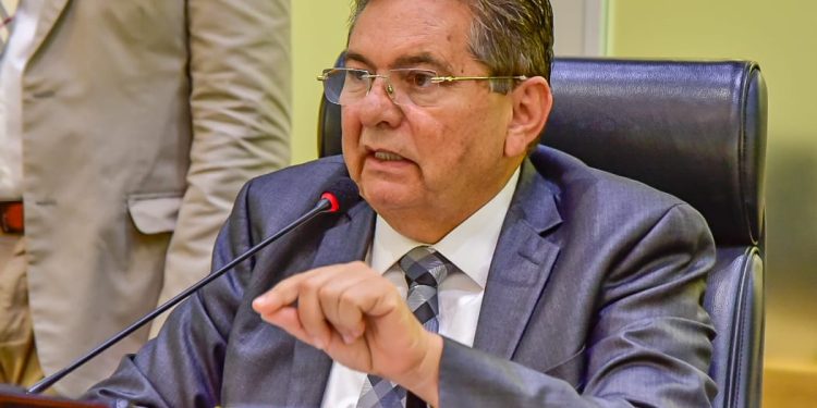 Adriano Galdino parabeniza governador pela desoneração do extra das Forças de Segurança