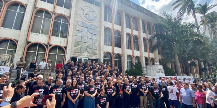 Prefeitos paraibanos paralisam atividades e cobram a Lula recursos federais