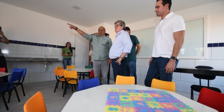Governador inaugura pavimentação asfáltica, inspeciona obras de educação e anuncia novos investimentos em Princesa Isabel