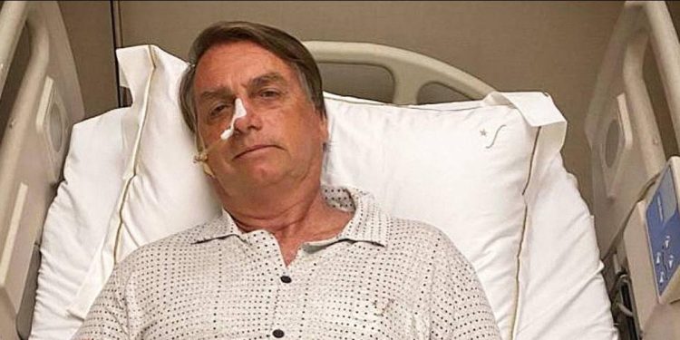 O curioso caso das internações de Bolsonaro coincidirem com crises pessoais e na família