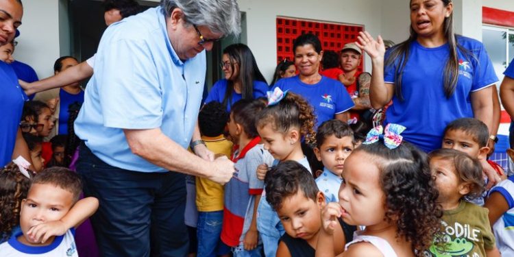 João Azevêdo inaugura travessias urbanas e inspeciona obras da educação em Serra da Raiz, Duas Estradas e Caiçara