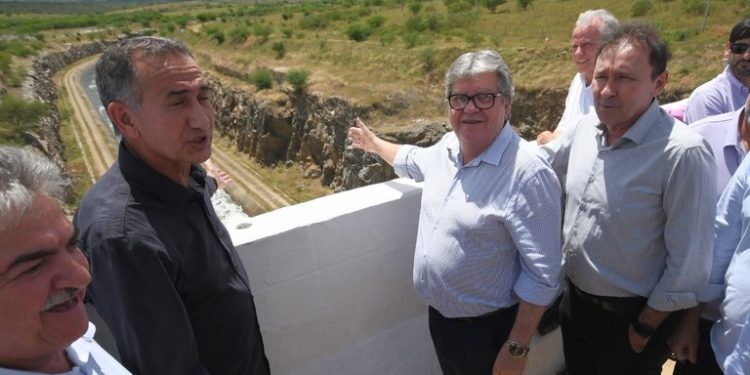 João Azevêdo destaca importância na segurança hídrica da Paraíba durante visita às obras do Canal Acauã-Araçagi com ministro Waldez Góes