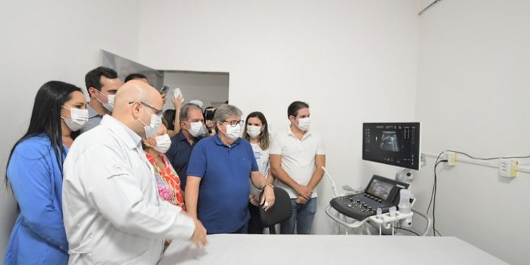 João Azevêdo entrega equipamentos de saúde, reforma de escola, inspeciona obras e autoriza novos investimentos em Patos