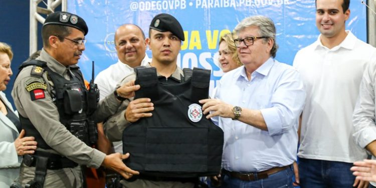 João participa do ODE em Princesa Isabel, entrega equipamentos para a região e dialoga com a população