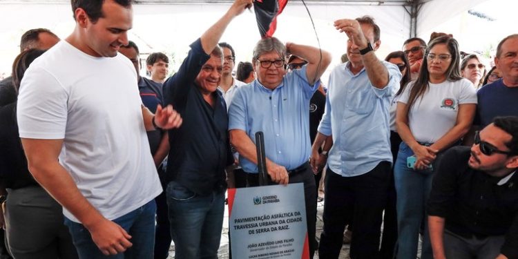 João Azevêdo inaugura travessias urbanas e inspeciona obras da educação em Serra da Raiz, Duas Estradas e Caiçara