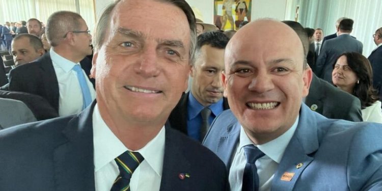 Cabo Gilberto afirma que coloca a mão no fogo por Bolsonaro, mas ressalta: “perfeito, só Deus”