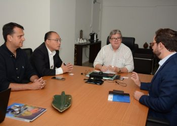 João Azevêdo discute com grupo chinês sobre implantação do Complexo Eólico Serra da Palmeira na Paraíba