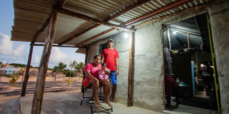Após um século, comunidade quilombola recebe luz pela 1ª vez graças a energia solar em Alagoas