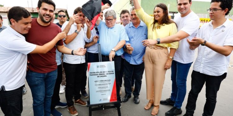 João Azevêdo inaugura travessias urbanas e inspeciona obras da educação em Serra da Raiz, Duas Estradas e Caiçara