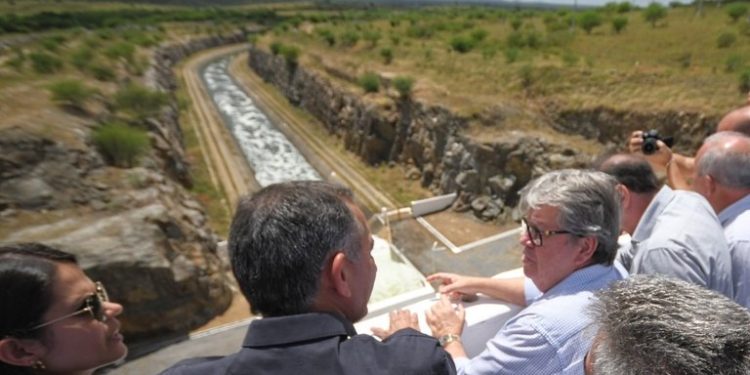 João Azevêdo destaca importância na segurança hídrica da Paraíba durante visita às obras do Canal Acauã-Araçagi com ministro Waldez Góes