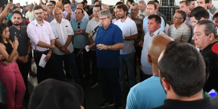 Governador autoriza obras e inaugura travessia urbana em Cacimba de Areia e Areia de Baraúnas