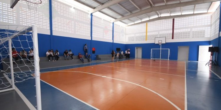 João Azevêdo entrega equipamentos de saúde, reforma de escola, inspeciona obras e autoriza novos investimentos em Patos