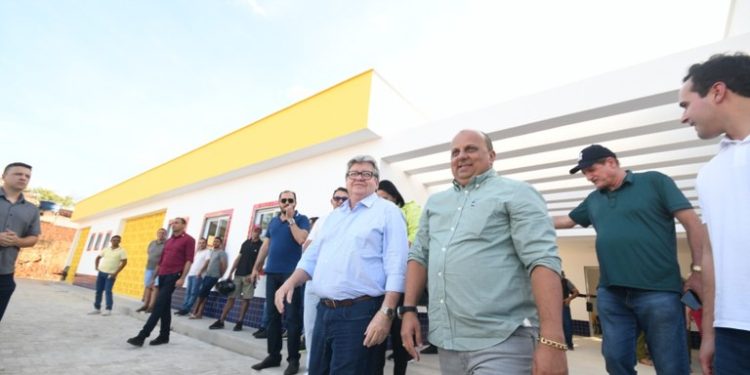 Governador inaugura pavimentação asfáltica, inspeciona obras de educação e anuncia novos investimentos em Princesa Isabel