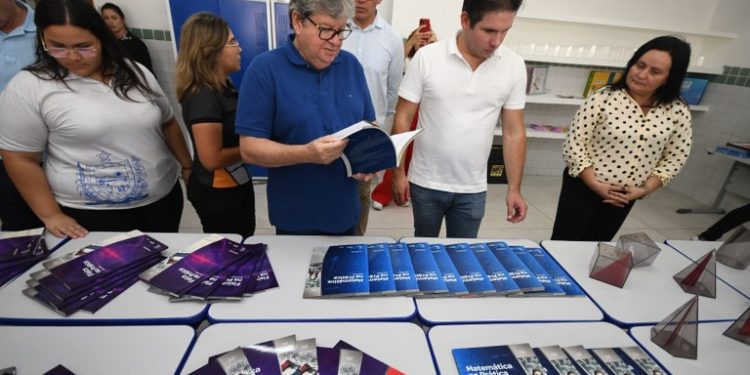 João Azevêdo entrega equipamentos de saúde, reforma de escola, inspeciona obras e autoriza novos investimentos em Patos