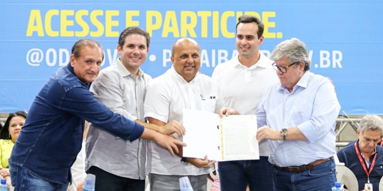 João participa do ODE em Princesa Isabel, entrega equipamentos para a região e dialoga com a população