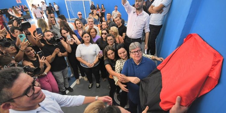 João Azevêdo entrega equipamentos de saúde, reforma de escola, inspeciona obras e autoriza novos investimentos em Patos