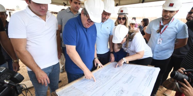 João Azevêdo entrega equipamentos de saúde, reforma de escola, inspeciona obras e autoriza novos investimentos em Patos