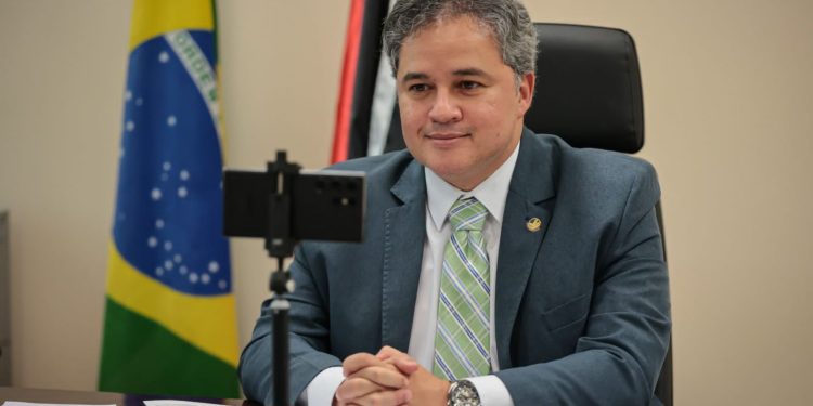 Mídia nacional repercute o 1º lugar de Efraim no ranking dos melhores parlamentares do Brasil