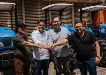 Murilo Galdino entrega tratores e implementos agrícolas a municípios paraibanos
