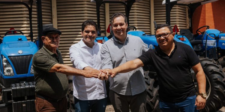 Murilo Galdino entrega tratores e implementos agrícolas a municípios paraibanos