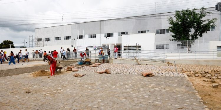 João Azevêdo inaugura travessias urbanas e inspeciona obras da educação em Serra da Raiz, Duas Estradas e Caiçara